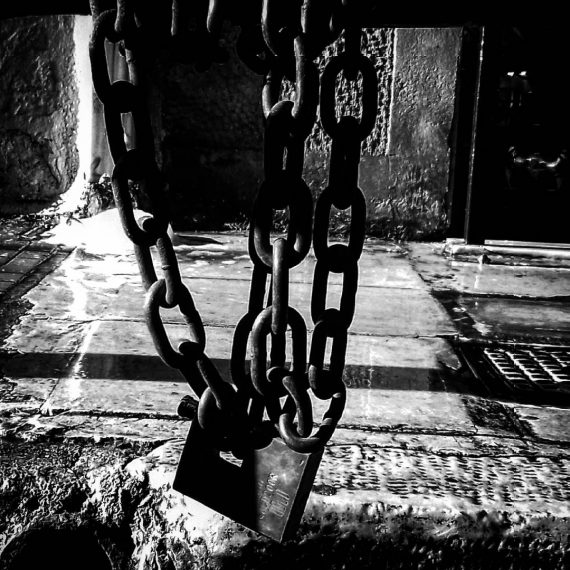 chains (center of athens)